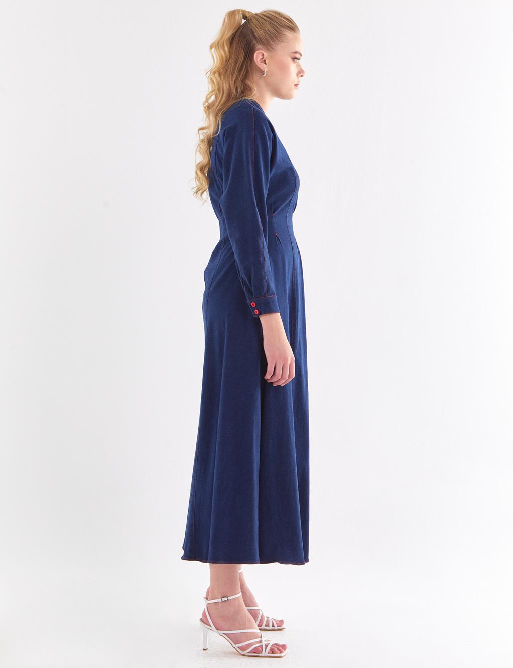 Broş ve dekoratif dikişli kot elbise, koyu mavi