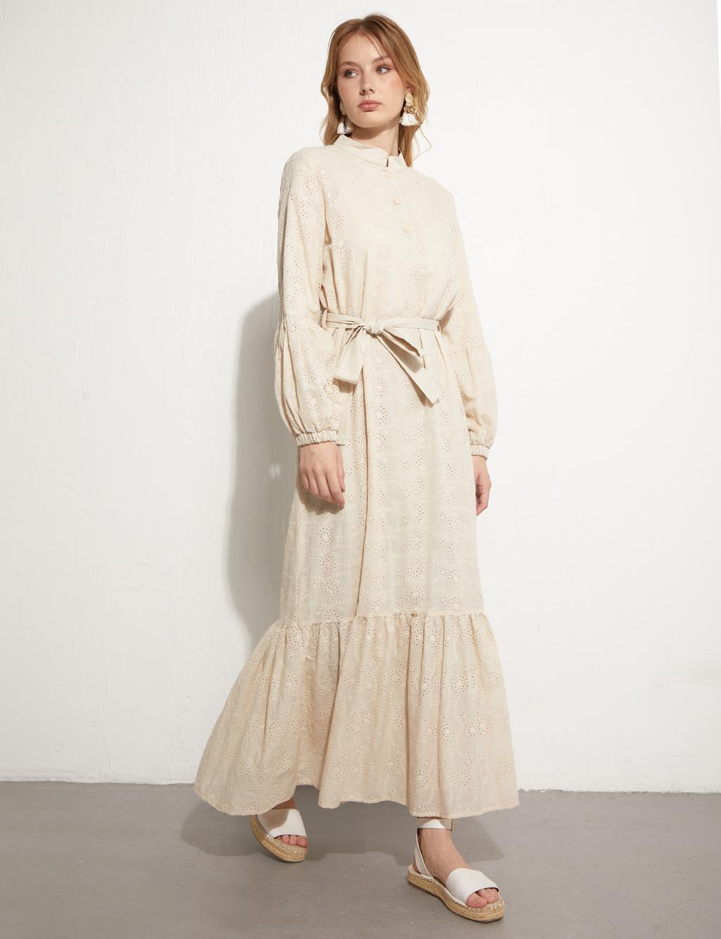 Geborduurde jurk met tailleband in crème