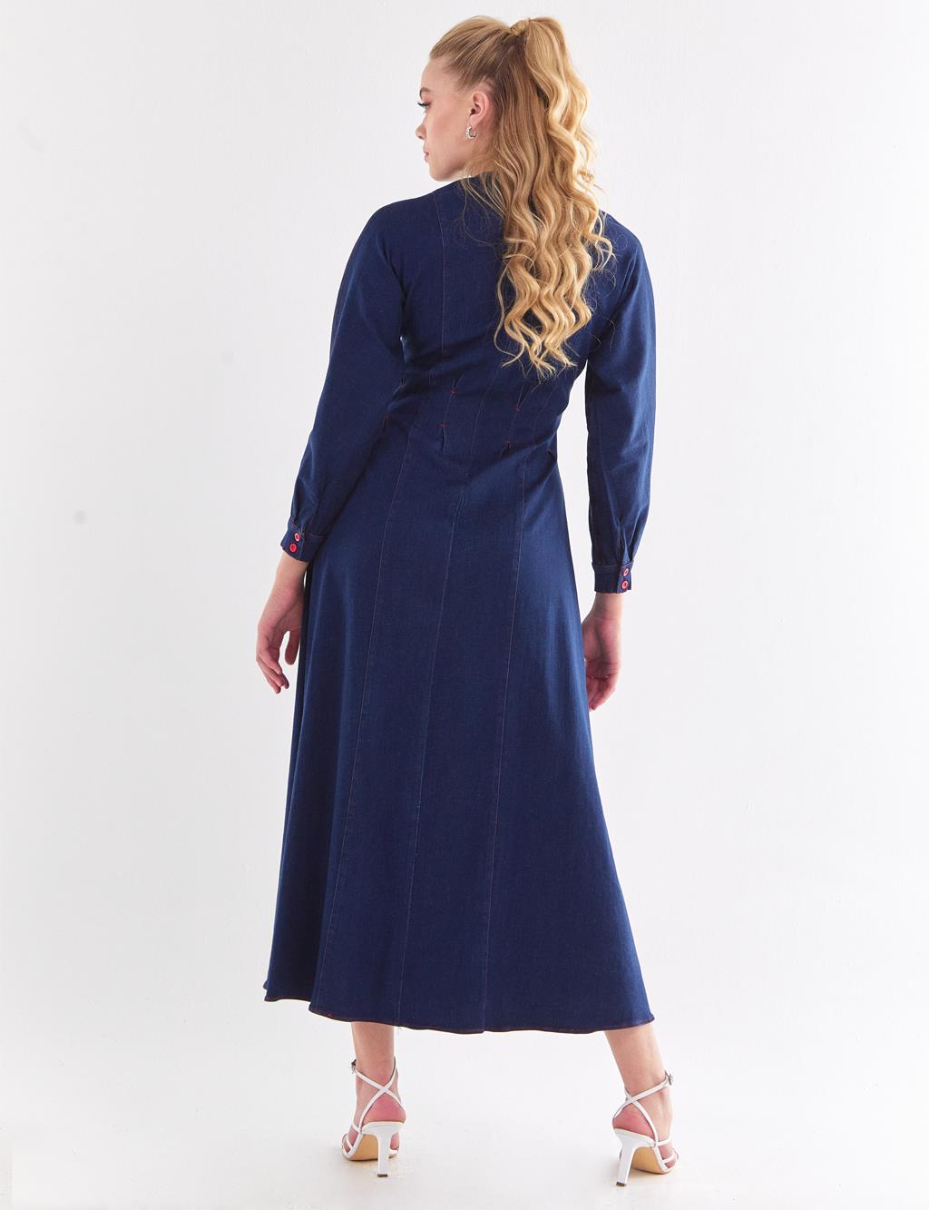 Broş ve dekoratif dikişli kot elbise, koyu mavi