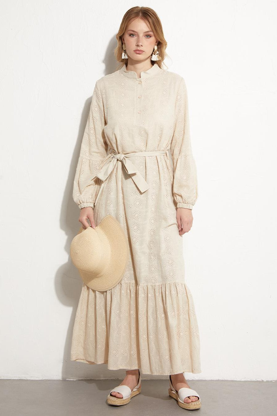Geborduurde jurk met tailleband in crème