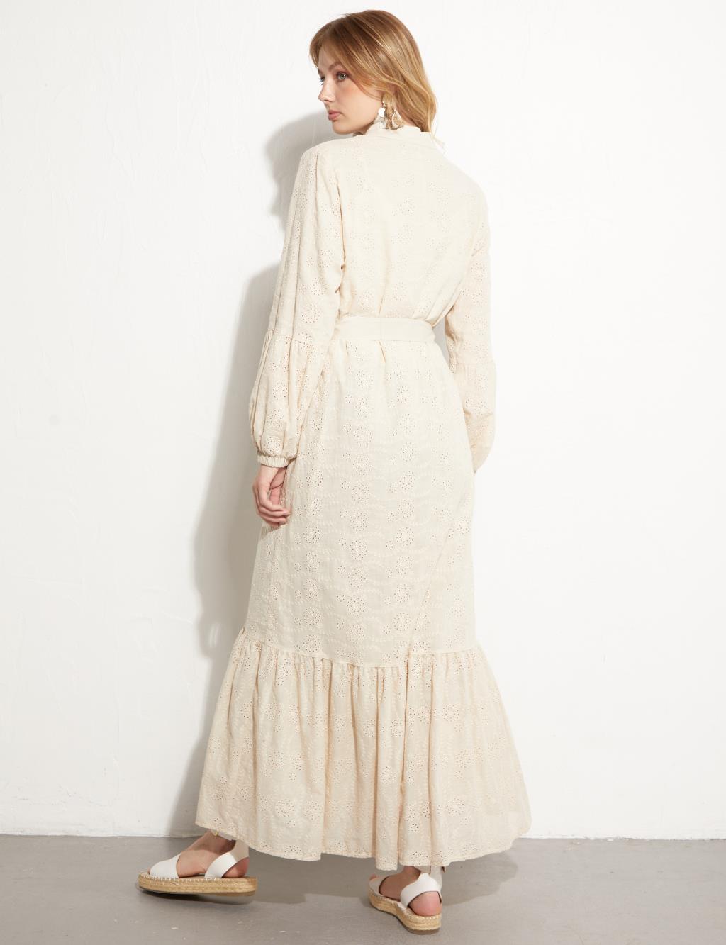 Geborduurde jurk met tailleband in crème