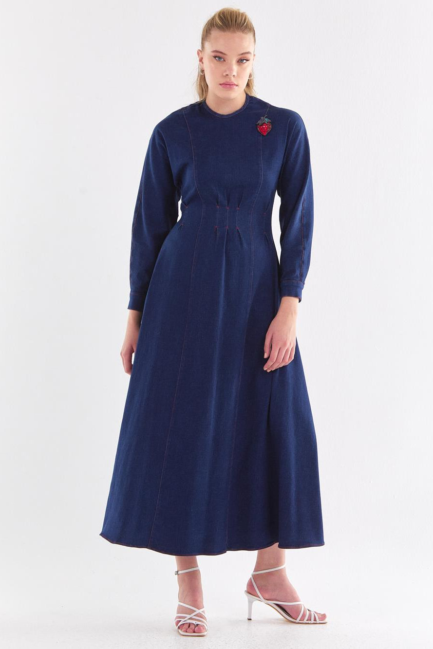 Broş ve dekoratif dikişli kot elbise, koyu mavi