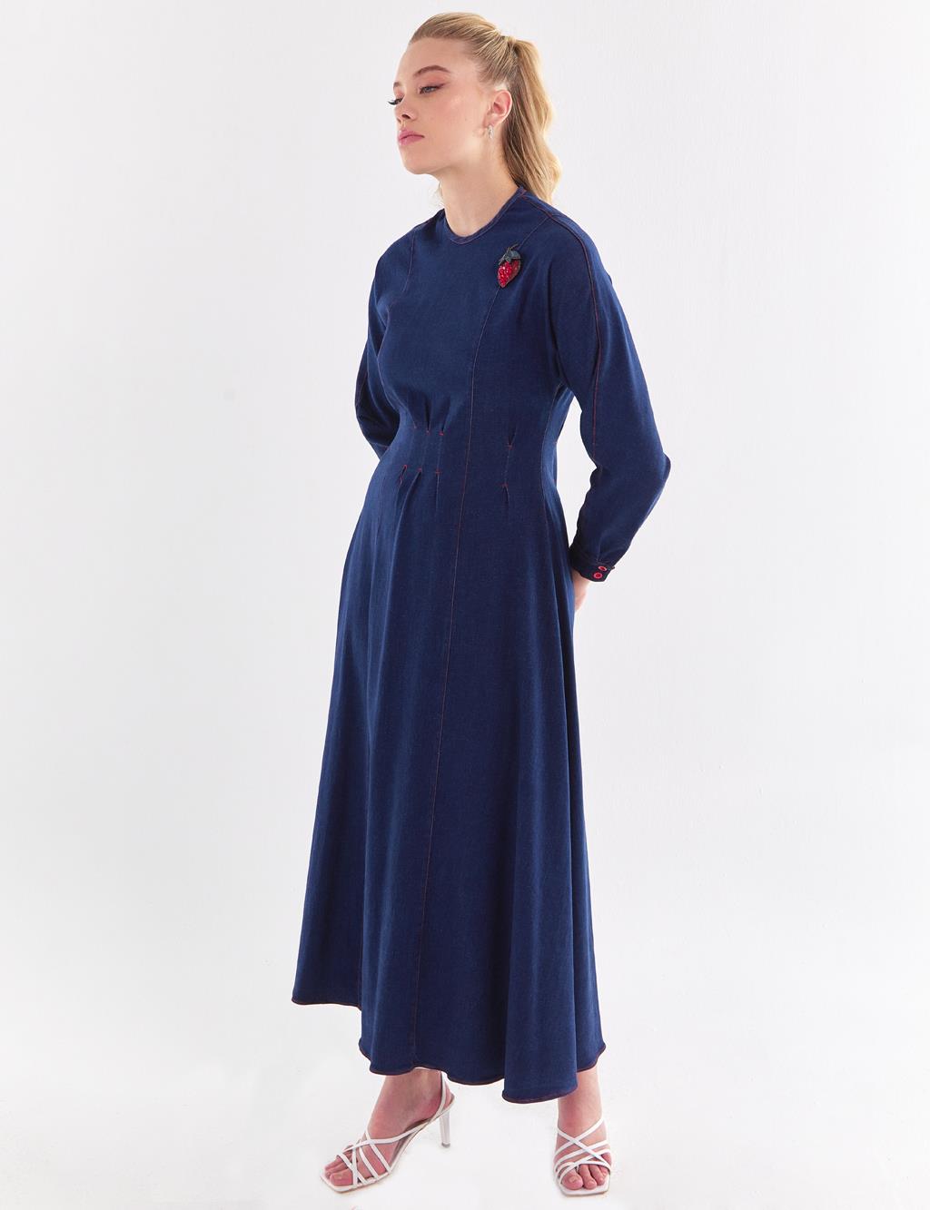 Broş ve dekoratif dikişli kot elbise, koyu mavi