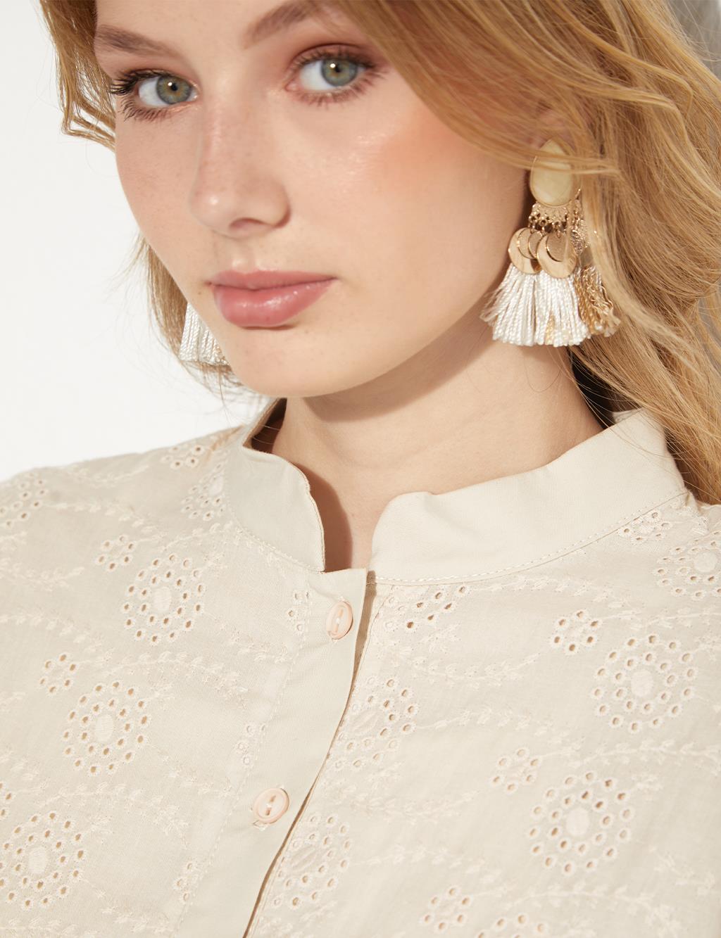 Geborduurde jurk met tailleband in crème