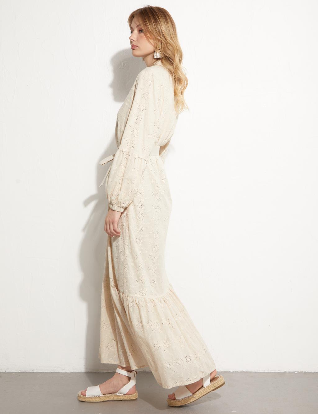 Geborduurde jurk met tailleband in crème